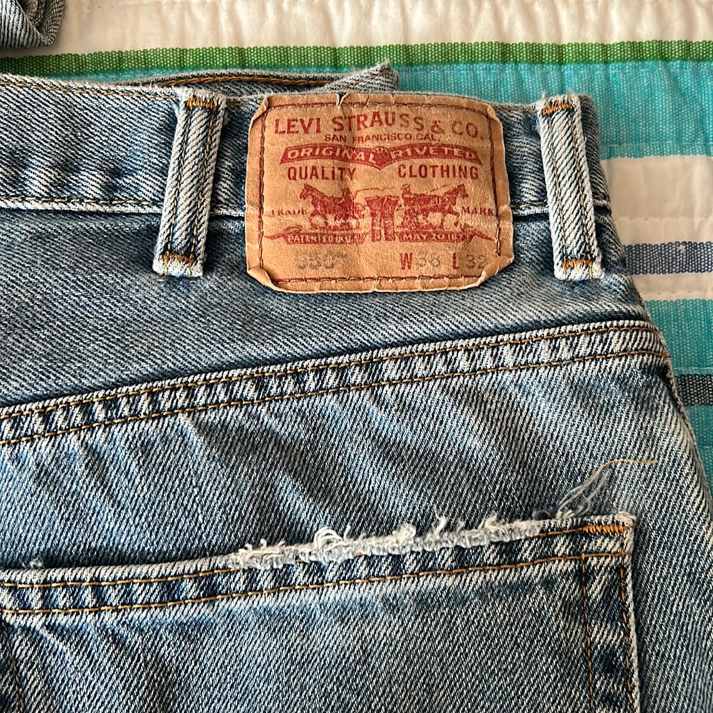 Levi’s 550 relaxed fit W38 L32 small hole left lower pant leg as shown